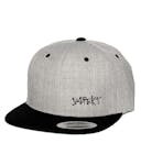 Grå snapback med sort Suspekt logo i lille