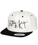 Hvid snapback cap med stort, sort Suspekt logo og sort skygge