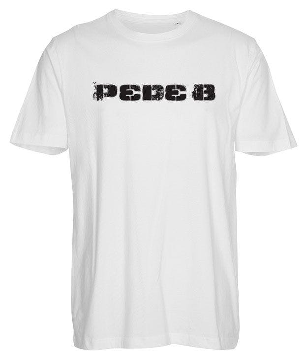 Hvid t-shirt med sort Pede B logo på brystet
